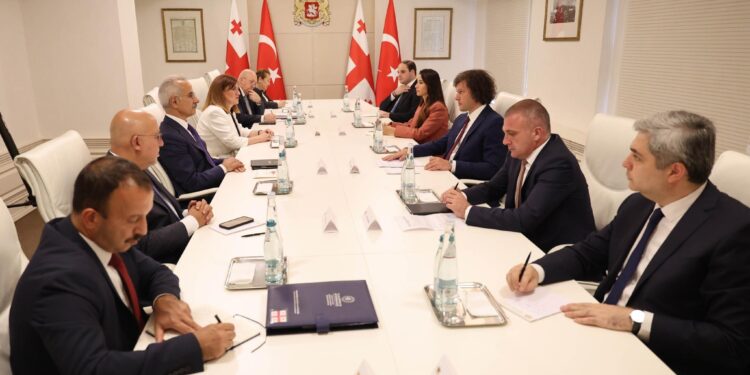 Gürcistan Başbakanı İrakli Kobakhidze, Tiflis'te temaslarda bulunan Ulaştırma ve Altyapı Bakanı Abdulkadir Uraloğlu'nu başbakanlıkta kabul etti ( Davit Kachkachishvili - Anadolu Ajansı )