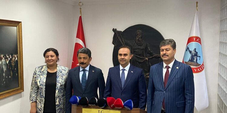 Çeşitli programlar kapsamında Kırşehir’e gelen Sanayi ve Teknoloji Bakanı Mehmet Fatih Kacır (sağdan ikinci), Kırşehir Valiliği’ni ziyaret etti. Fotoğraf: Fahrettin TOKER/Kırşehir, (DHA)