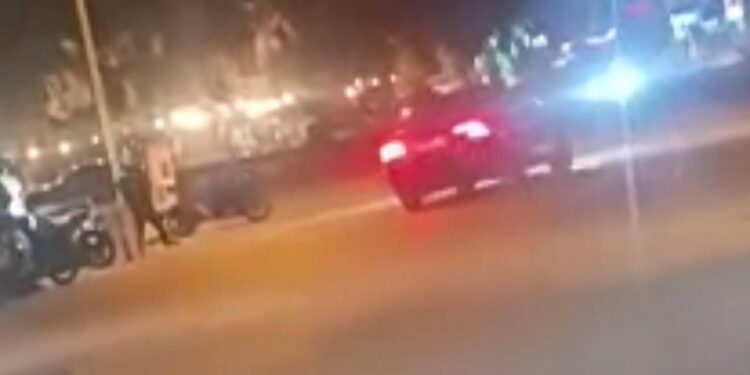 Hatay’ın Samandağ ilçesinde drift atarak çevreye rahatsızlık veren, kendisini uyaranları da bıçakla tehdit eden otomobil sürücüsü, polisten kaçtığı sırada aracını dere yatağına düşürünce yakalandı. Fotoğraf: HATAY, (DHA)