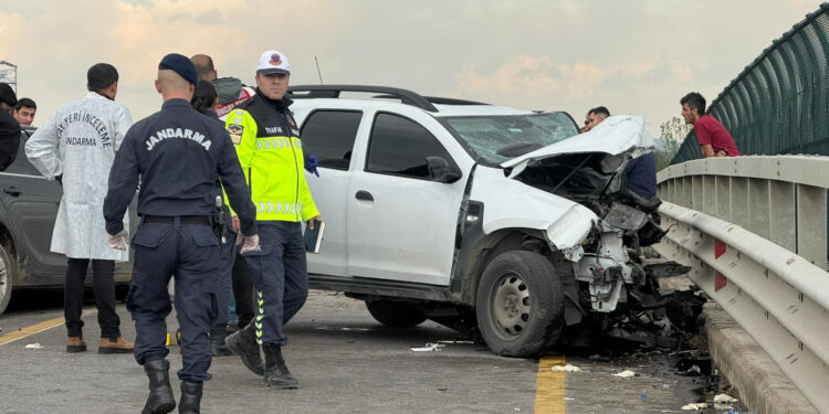 SAKARYA'NIN AKYAZI İLÇESİNDE OTOYOL ÜZERİNDEKİ KÖPRÜDE SİVİL JANDARMA ARACI İLE OTOMOBİLİN KAFA KAFAYA ÇARPIŞTIĞI KAZADA 2 JANDARMA PERSONELİ ŞEHİT OLDU, 2 KİŞİ YARALANDI. ARAÇLARIN HURDAYA DÖNDÜĞÜ KAZANIN ARDINDAN YOL ÇİFT YÖNLÜ OLARAK TRAFİĞE KAPANDI. (ALİ SAMET YILDIRIM/SAKARYA-İHA)
Sakarya'nın Akyazı ilçesinde otoyol üzerindeki köprüde sivil jandarma aracı ile otomobilin kafa kafaya çarpıştığı kazada göreve giden 2 jandarma şehit oldu, 2 kişi yaralandı. Araçların hurdaya döndüğü kazanın ardından yol çift yönlü trafiğe kapandı.