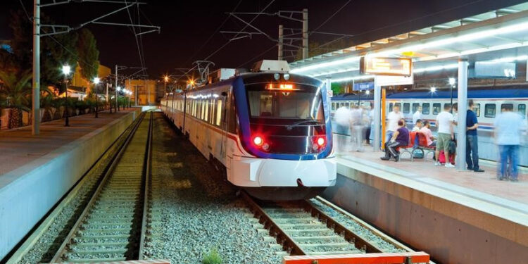 İZBAN YOLCU TRENİNDE UNUTULAN İÇERİSİNDE PARA VE ÖZEL EŞYALARIN BULUNDUĞU ÇANTA, SAHİBİNE TESLİM EDİLMEK ÜZERE TUTANAKLA POLİSE TESLİM EDİLDİ. (İHA/İZMİR-İHA)
İZBAN yolcu treninde unutulan içerisinde para ve özel eşyaların bulunduğu çanta, sahibine teslim edilmek üzere tutanakla polise teslim edildi.