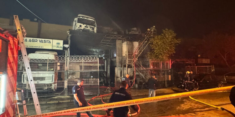 ANKARA’nın Yenimahalle İlçesinde oto tamircisinde çıkan yangın, ekiplerin müdahalesiyle yarım saatte söndürüldü. Fotoğraf: Ankara,(DHA)