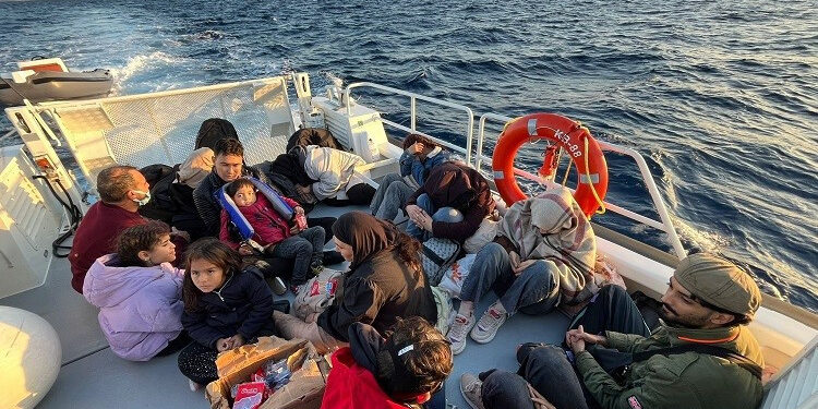 MUĞLA'NIN BODRUM İLÇESİ AÇIKLARINDA 24 GÖÇMEN YAKALANDI, 19 GÖÇMEN KURTARILDI. (EREN AYHAN - HAMDİ YÖRÜR/MUĞLA-İHA)
Muğla'nın Bodrum ilçesi açıklarında 24 düzensiz göçmen yakalandı, 19'u kurtarıldı.