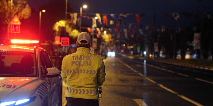 İstanbul'da, 29 Ekim Cumhuriyet Bayramı tören provası nedeniyle bazı cadde ve yollar trafiğe kapatıldı. Cumhuriyet Bayramı'nın 102. yıl dönümü kutlamaları kapsamında tören provasının yapılacağı cadde ve yollarda, polis ekipleri geniş güvenlik önlemleri aldı. ( Adem Kutucu - Anadolu Ajansı )