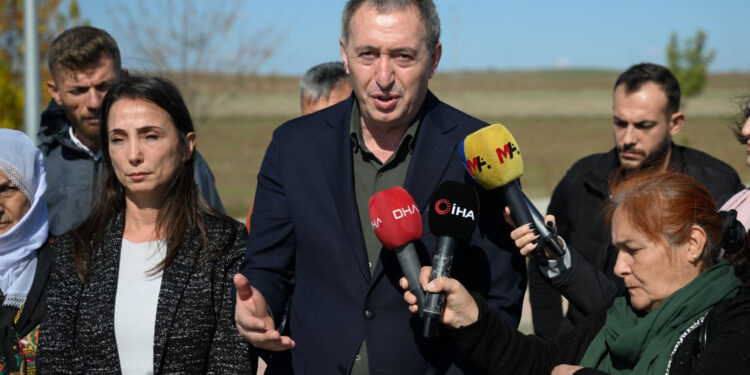 DEM Parti Eş Genel Başkanları Tülay Hatimoğulları ve Tuncer Bakırhan, eski HDP Eş Genel Başkanı Selahattin Demirtaş'ı, tutuklu bulunduğu Edirne'deki cezaevinde ziyaret etti. Bakırhan, ziyaret sonrası gazetecilere açıklamada bulundu.  ( Gökhan Balcı - Anadolu Ajansı )