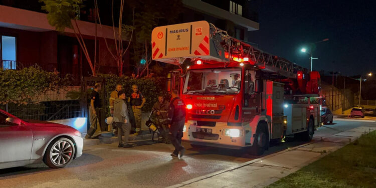 İzmir'in Gaziemir ilçesinde 7 katlı apartmanın 1’inci katında yangın çıktı.Fotoğraf:İzmir,(DHA)