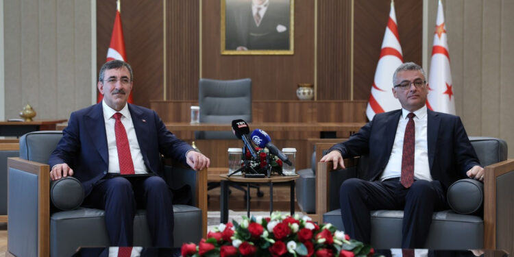 Kuzey Kıbrıs Türk Cumhuriyeti'nde (KKTC) yeni Cumhurbaşkanı Tufan Erhürman, devir teslim töreninin ardından resmi olarak görevine başladı. KKTC'nin 6. Cumhurbaşkanı seçilen Erhürman, Cumhurbaşkanlığı'nda gerçekleştirilen törende, görevi 5. KKTC Cumhurbaşkanı Ersin Tatar'dan devraldı. Cumhurbaşkanı Yardımcısı Cevdet Yılmaz, KKTC Cumhurbaşkanlığı Yerleşkesi'nde gerçekleştirilen devir teslim töreninin ardından, resmi olarak görevine başlayan KKTC'nin 6. Cumhurbaşkanı Tufan Erhürman ile makamında bir araya geldi. ( Ahmet Okur - Anadolu Ajansı )