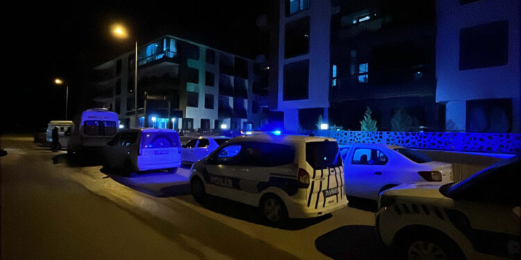 İzmir'in Torbalı ilçesindeki bir dairede Şadi (67) ve Hatice Avcı (54) çifti ile oğulları Mehmet Avcı'nın (32) tabancayla vurulmuş cesetleri bulundu. Mehmet Avcı'nın, anne ve babasını öldürdükten sonra intihar ettiği düşünülüyor. Fotoğraf:İzmir,(DHA)