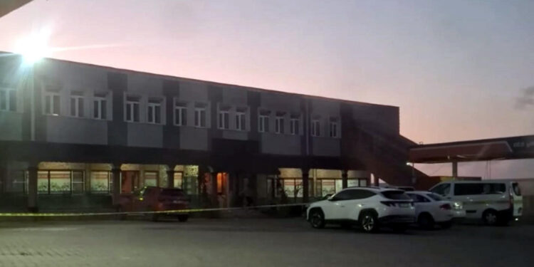 Tekirdağ'ın Malkara ilçesinde yemek yedikleri restoranda S.C.'nin tabancayla ateş açtığı Rıdvan Çolak(35) öldü, yanındaki H.Y. ağır yaralandı. 
Fotoğraf: Tekirdağ, (DHA)
