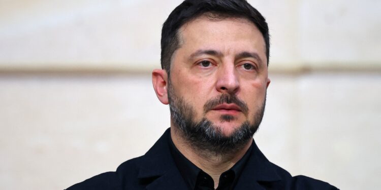 epa12531361 Ukrainian President Volodymyr Zelensky attends a joint press conference with the French president at the Elysee Palace in Paris, France, 17 November 2025.  EPA/SARAH MEYSSONNIER / POOL  MAXPPP OUT