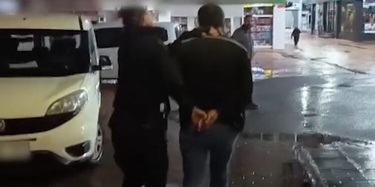 Sivas'ta güveni kötüye kullanma suçundan kesinleşmiş 12 yıl, 3 ay, 14 gün kesinleşmiş hapis cezası bulunan hükümlü kendisine ait işyerindeki evrak dolabının arkasında bulunan gizli odada polis ekiplerince yakalandı. Fotoğraf: Sivas, (DHA)