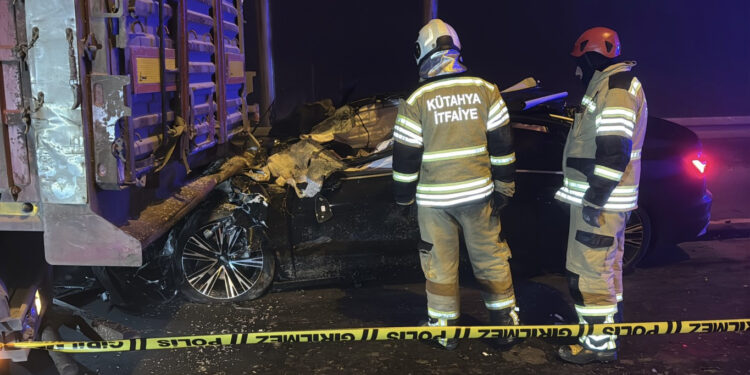 Kütahya'da otomobilin tıra arkadan çarpması sonucu 2'si kadın 4 kişi yaşamını yitirdi. ( Muharrem Cin - Anadolu Ajansı )