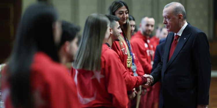 Cumhurbaşkanı Recep Tayyip Erdoğan, çeşitli branşlardan başarılı sporcuları kabul etti. Fotoğraf: Ankara, (DHA)