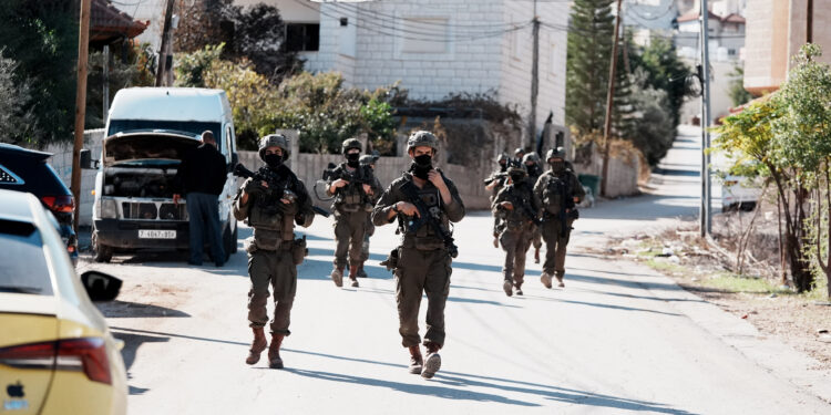 İsrail ordusu, işgal altındaki Batı Şeria'nın kuzeyinde yer alan Tubas kenti ile çevresindeki beldelere sabah saatlerinde geniş çaplı saldırı başlattı. Bölgeye yoğun takviye birlikleri sevk eden İsrail ordusu, bazı noktalara askeri iş makineleri gönderdi. ( Issam Rimawi  - Anadolu Ajansı )