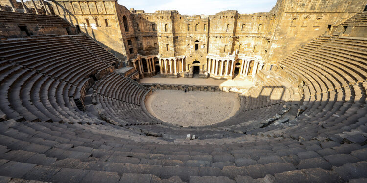 Suriye’nin güneyinde, Ürdün sınırına yakın Dera bölgesinde yer alan Busra Antik Kenti, Roma, Bizans ve erken İslam dönemlerine ait izleri bir arada barındıran nadir tarihi alanlardan biri olarak önemini koruyor. UNESCO Dünya Mirası listesinde bulunan antik şehir, binlerce yıllık geçmişine rağmen büyük ölçüde ayakta kalmasıyla dikkat çekiyor. ( Nurettin Boydak - Anadolu Ajansı )