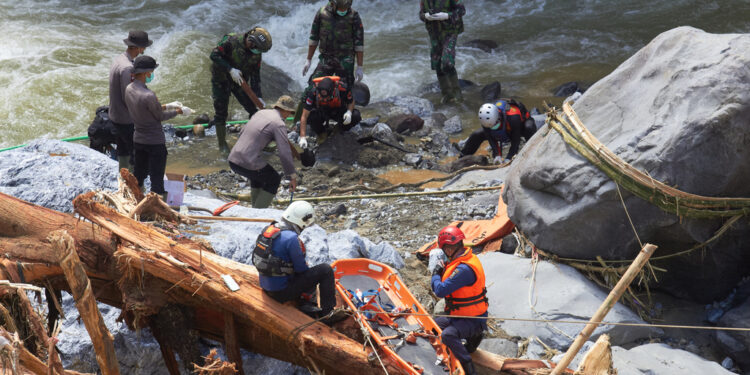 CORRECTS LOCATION - Rescuers search for flood victims in Tanah Datar, West Sumatra, Indonesia, Monday, Dec. 1, 2025. (AP Photo/Nazar Chaniago)