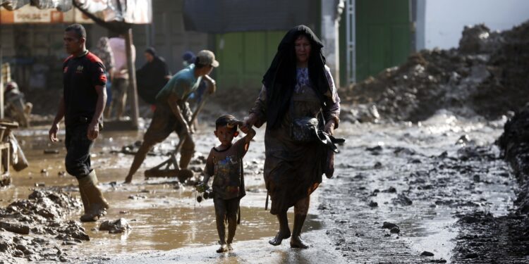 epa12561910 Residents clean up their houses from the mud in a flood-affected village in the Meureudu area, Pidie Jaya Aceh, Indonesia, 01 December 2025. According to National Disaster Management Agency Floods and landslides triggered by Tropical Cyclone Senyar have killed at least 442 people across Aceh, North Sumatra, and West Sumatra provinces. This number is expected to rise, as approximately 402 people remain uncounted for.  EPA/HOTLI SIMANJUNTAK
