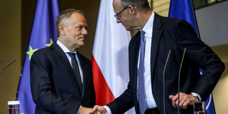 epa12562516 German Chancellor Friedrich Merz (R) and Polish Prime Minister Donald Tusk shake hands after a press conference during the German-Polish government consultation at the chancellery in Berlin, Germany, 01 December 2025.  EPA/FILIP SINGER